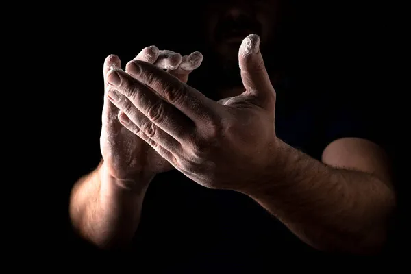 Чоловічі Руки Борошні Чорному Тлі Кулінарна Концепція — стокове фото