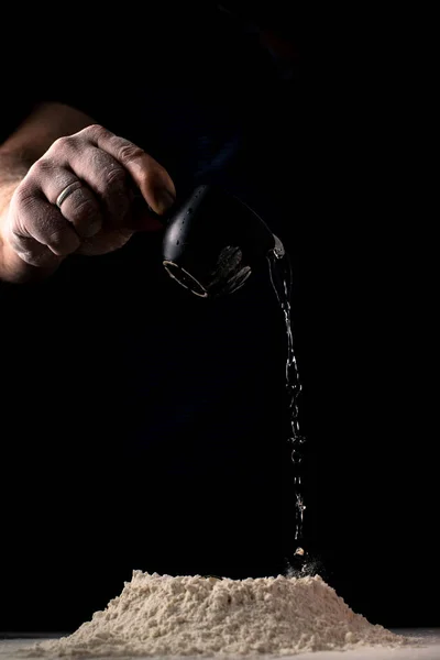 Preparación Masa Hombre Añade Agua Harina Sobre Fondo Oscuro — Foto de Stock