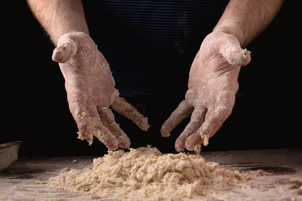 Gotuję Ugniatam Ciasto Mężczyzna Ręce Wymieszać Składniki Ciasta Stole Ciemnym — Zdjęcie stockowe