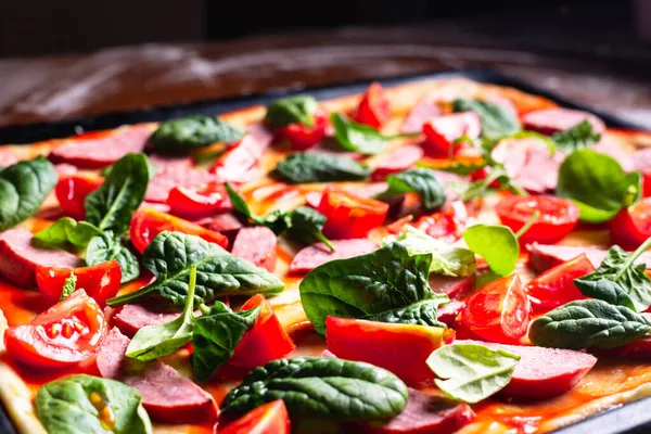 Тло Піци Приготування Піци Сосискою Помідорами Зеленим Листям Крупним Планом — стокове фото
