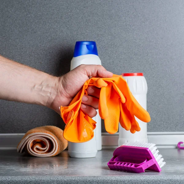 Homem Prepara Para Limpar Cozinha Coloca Uma Luva Borracha Fundo — Fotografia de Stock