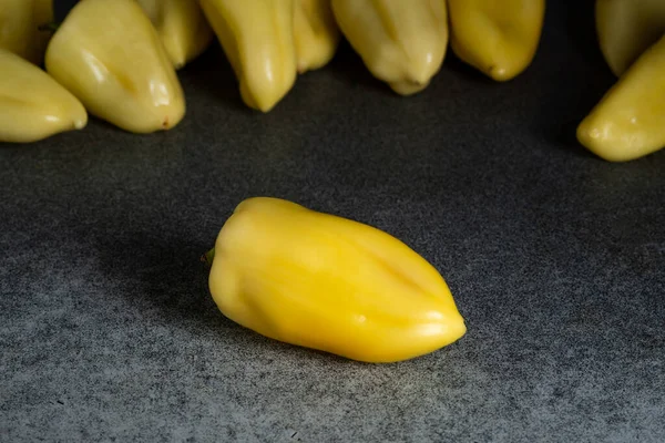 Pimientos Amarillos Frescos Amontonados Mesa Cocina Preparación Para Cocinar —  Fotos de Stock