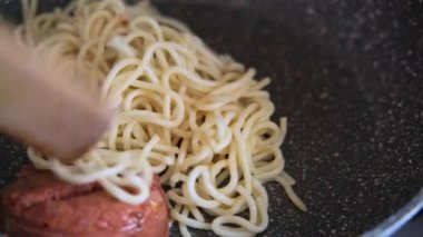 Tavada kıymalı spagetti..