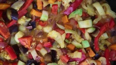 Çeşitli sebze güveci bir tavada pişirilir..
