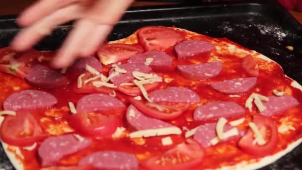 Taburkan Keju Atas Pizza Memasak Pizza Italia Rumah — Stok Video