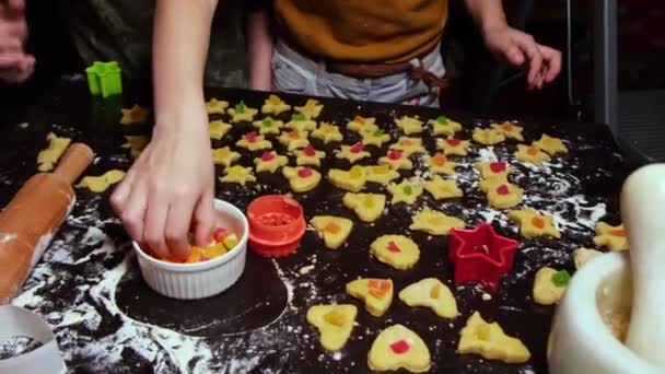 子供たちは自宅のキッチンテーブルの上でショートクラストペストリークッキーの異なる形状をカット — ストック動画