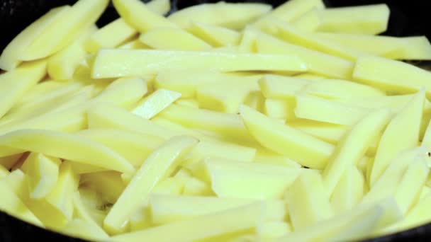 Tavada Kızarmış Patates Pişirmek Dilimlenmiş Patatesler Pişiyor — Stok video