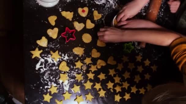 Várias Crianças Irreconhecíveis Estão Preparando Várias Formas Biscoitos Aniversário Shortbread — Vídeo de Stock