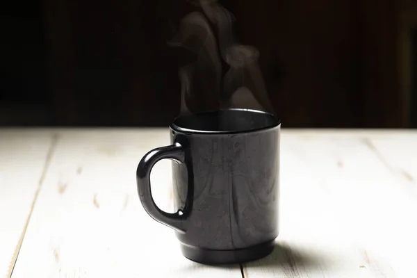白い木の背景に熱い蒸しコーヒーや紅茶とカップ — ストック写真