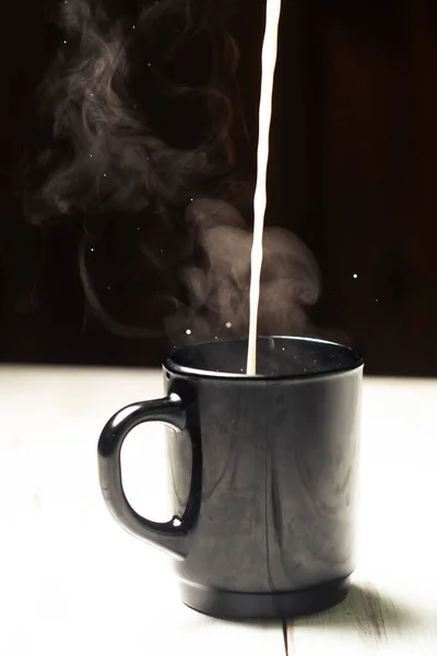 Lait Est Versé Dans Une Tasse Café Chaud — Photo