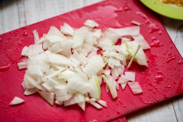 Kırmızı Tahtada Dilimlenmiş Soğan Yemek Pişirmek Için Malzemelerin Hazırlanması — Stok fotoğraf
