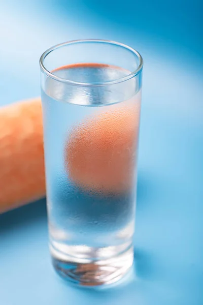 Стакан Чистой Холодной Воды Синем Фоне — стоковое фото