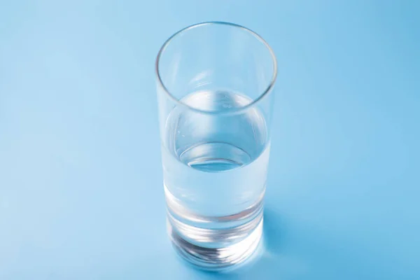 Склянка Чистої Холодної Води Синьому Фоні — стокове фото