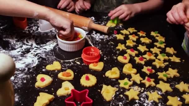 Anak Anak Membuat Kue Dari Berbagai Bentuk Hati Bintang Mempersiapkan — Stok Video