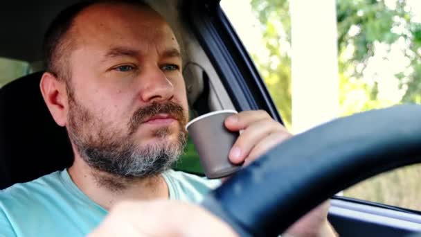 Ongeschoren Mannelijke Chauffeur Drinkt Koffie Een Geparkeerde Auto — Stockvideo