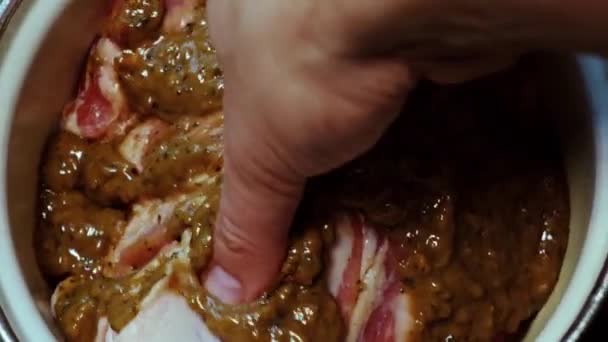 Marinare Carne Cruda Mano Uomo Spalma Pezzo Carne Con Marinata — Video Stock