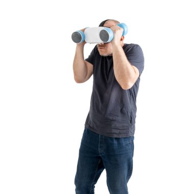 Sportmenlik dışı orta yaşlı bir adam, halterli sanal gerçeklik gözlüğü takıyor. Beyaz bir arkaplanda izole edilmiş.