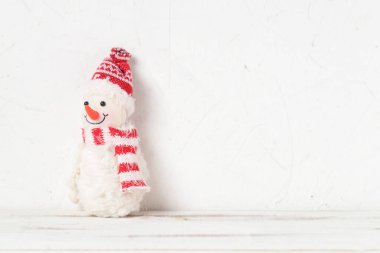 Beyaz arka planda oyuncak kardan adam. Metnin için yer.