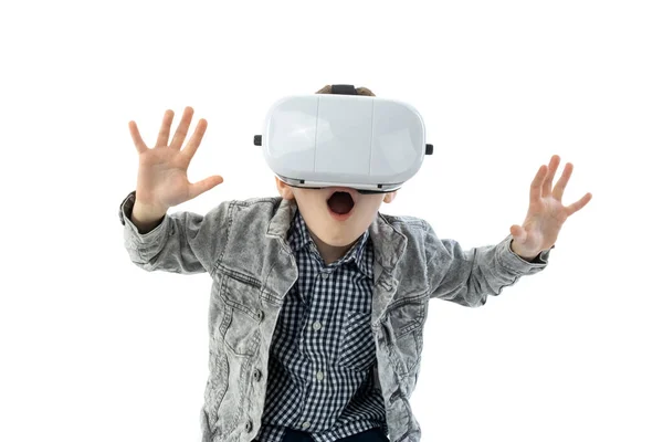 年轻的男孩 戴着白色背景的虚拟现实眼镜 一个带着3D眼镜的情绪激动的孩子 — 图库照片