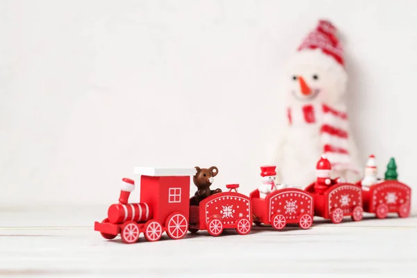 Spielzeug Rote Neujahrs Dampflokomotive Und Schneemann Auf Weißem Hintergrund Das — Stockfoto