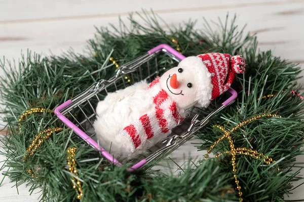 Іграшковий Сніговик Кошику Фоні Ялинки Концепція Продажів Новий Рік — стокове фото