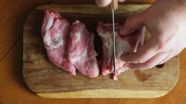 Tahta kesme tahtasında çiğ domuz eti doğra. Yukarıdan görüntüle.