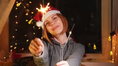 Olumlu, gülümseyen, neşeli orta yaşlı, maytaplı kadın kameraya bakar..