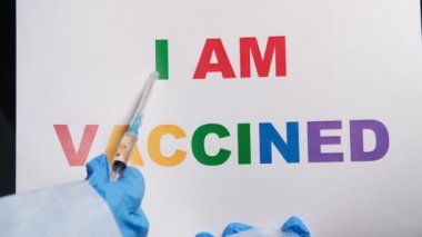 Aşılandım. İğne gibi şırıngası olan bir sıhhiyeci metni hecelerle okur..