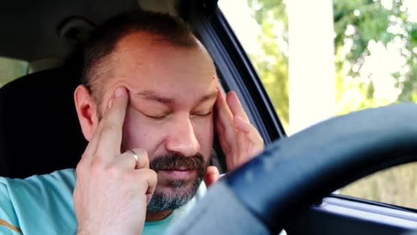 Arabada Yorgun Orta Yaşlı Bir Adam Var Şakakları Ovuyorum — Stok video