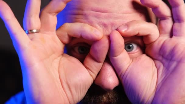Homem Olha Através Suas Palmas Como Através Binóculos Close — Vídeo de Stock