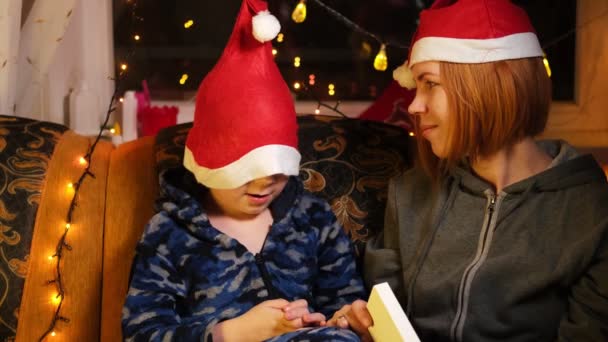 Anne Çocuk Yeni Yılın Noel Tatilinin Tadını Çıkarıyorlar Noel Şapkası — Stok video