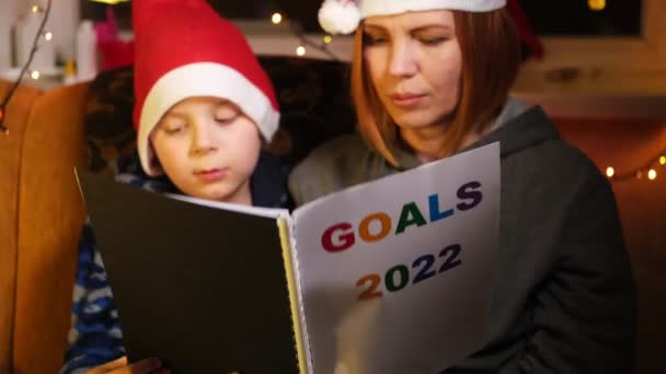 母親と息子の研究 ポーズと2022年の目標とノートブックを見て — ストック動画