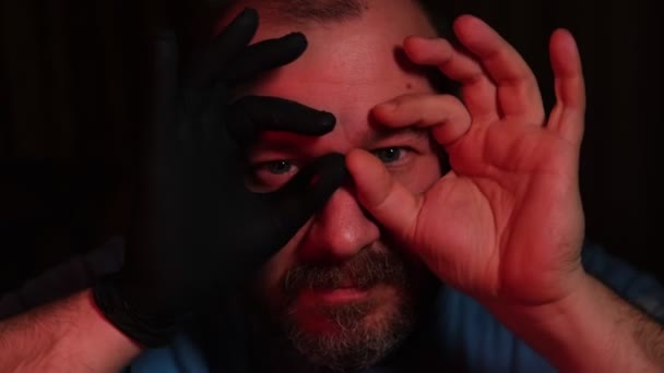 Adam Parmaklarının Arasından Komik Görünüyor Lastik Eldivenli Tek — Stok video