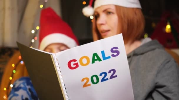 Στόχοι 2022 Διαβάζονται Από Μαμά Και Μικρό Γιο — Αρχείο Βίντεο