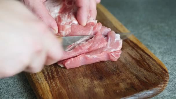 Ein Stück Rohes Fleisch Auf Einem Holzbrett Schneiden — Stockvideo