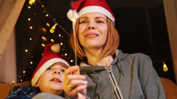 Conceito Humor Ano Novo Mãe Filho Chapéus Natal Sorrir Olhar — Vídeo de Stock