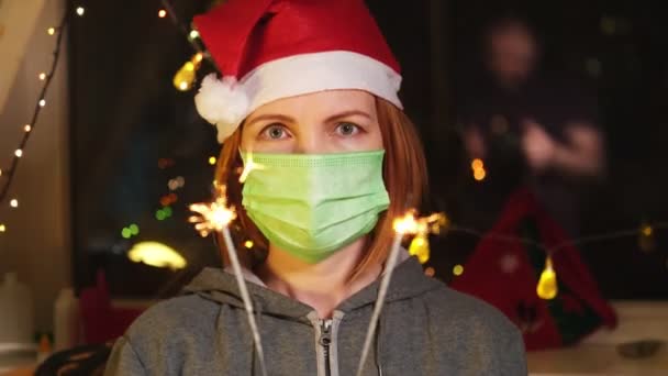 새해와 코로나 바이러스 컨셉이야 의료용 마스크를 여자와 참새와 모자를 — 비디오