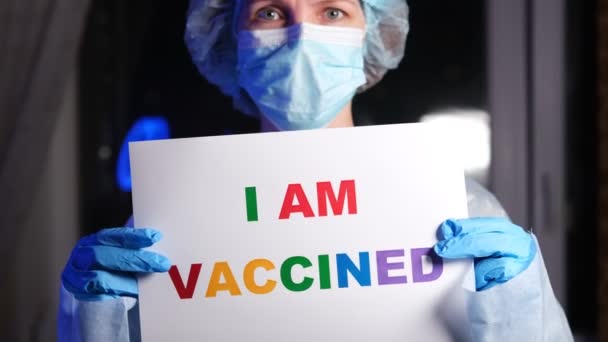 Έχω Εμβολιαστεί Κείμενο Στα Χέρια Μιας Γυναίκας Που Φοράει Ιατρική — Αρχείο Βίντεο