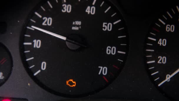 发动机故障指示器是对汽车仪表板的检查 这个速度计显示了革命的次数 — 图库视频影像