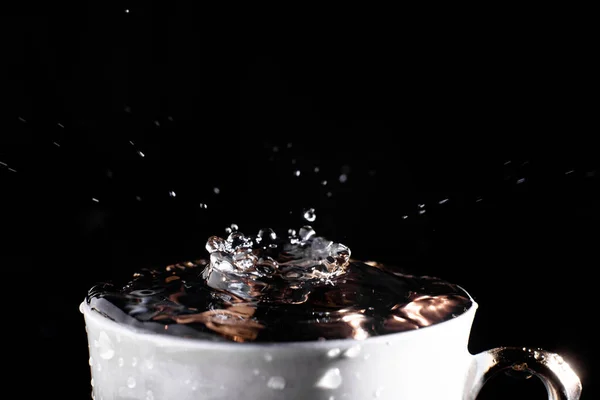 Крапля Води Падає Чашку Чорному Тлі Розщеплення Поверхні Води — стокове фото
