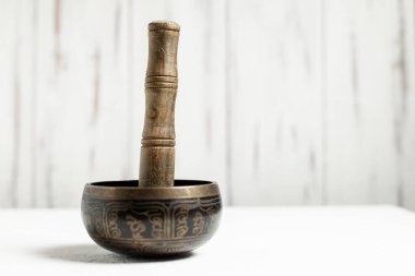 Hafif ahşap arka planda şarkı söyleyen kase.