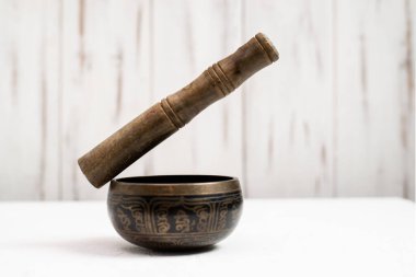 Hafif ahşap bir arka planda havada duran bir sopayla şarkı söylemek.