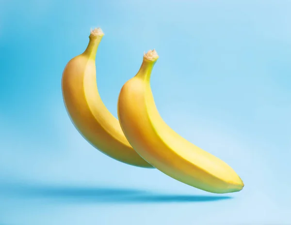 Banánlebegés Két Sárga Banán Kék Alapon — Stock Fotó