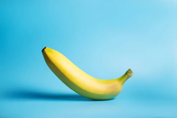 Egy Sárga Banán Kék Háttérrel — Stock Fotó