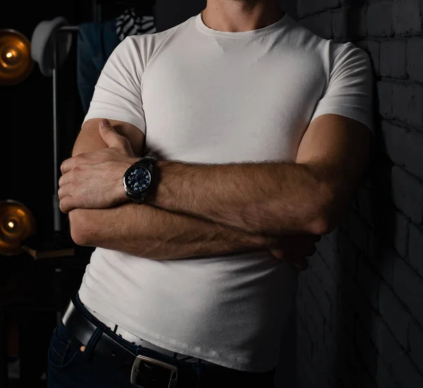 Unrecognizable Man White Shirt Watch His Hand Dark Background — Stock Photo, Image