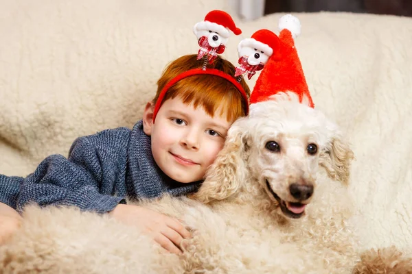 Dítě Pes Silvestrovskou Dovolenou Vánoční Koncept Mladý Chlapec Objímá Velkého — Stock fotografie