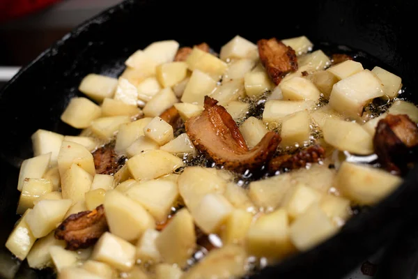 Cozinhar Batatas Fritas Com Banha Crepitações Uma Panela — Fotografia de Stock