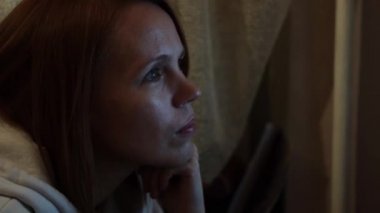 40 'lı yaşlarda yorgun, orta yaşlı bir kadın geceleri bilgisayarın başında çalışıyor..