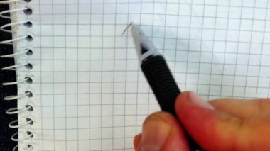 Not defterine kalemle bir soru işareti çiz.