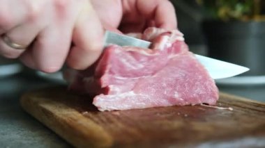 Tahta bir tahtada çiğ et kesmek. Yan görünüm.